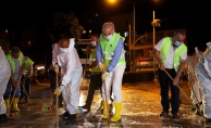 Başkan Yıldırım, Temizlik İşçileri ile Caddeyi Temizledi